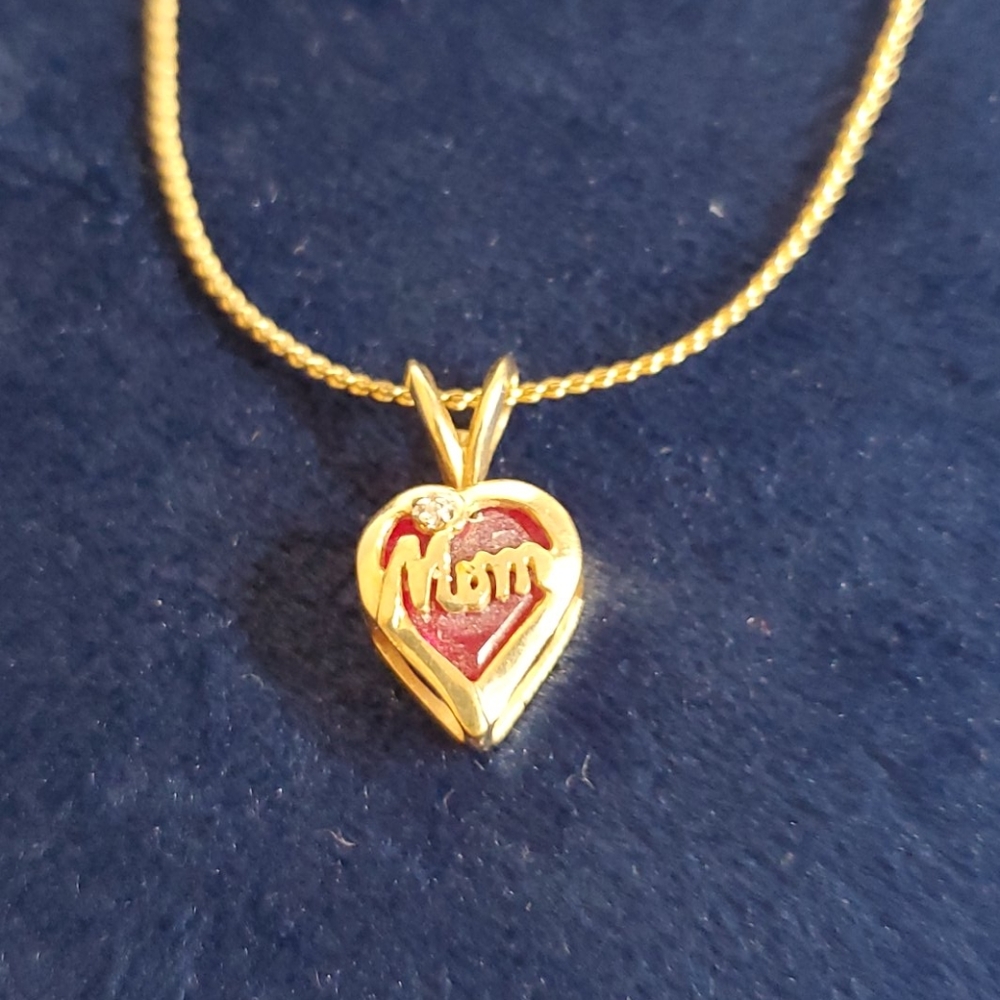 ✨️5 for $25✨️ Gold Mom Heart Necklace